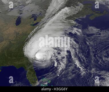 Océan Atlantique, United States. 05Th Oct, 2016. Voir l'ouragan puissant de Matthieu de la NOAA GOES-East satellite comme elle à la tête de la côte de la Géorgie depuis le 8 octobre 2016 dans l'océan Atlantique. La tempête a apporté de vents de force de tempête tropicale, fortes pluies, et dangereux de surf la côte Est des États-Unis. Credit : Planetpix/Alamy Live News Banque D'Images