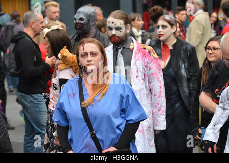 Londres, Royaume-Uni. 8 octobre 2016. Journée mondiale 2016 zombie, zombies shuffling autour de Londres. Crédit : Matthieu Chattle/Alamy Live News Banque D'Images