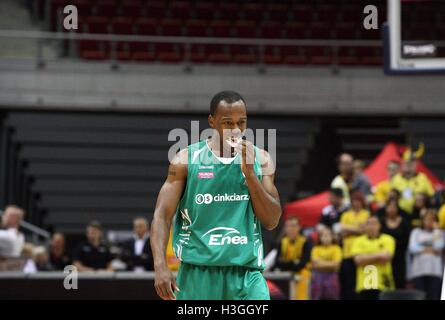 Sopot, Pologne. 8 octobre 2016. Ligue de basket-ball polonaise match entre Trefl Sopot et Stelmet BC Zielona Gora équipes à ERGO Arena sports hall. (0) James Florence durant le jeu est vu Crédit : Michal Fludra/Alamy Live News Banque D'Images