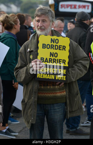 Londonderry, en Irlande du Nord. 8 octobre, 2016. Brexit de protestation. Des centaines de personnes des deux côtés de la frontière irlandaise se retrouvent au Londonderry - Donegal frontier pour protester contre Brexit et l'impact que cela aura sur l'Irlande du Nord et la République d'Irlande. Mettre en place une simulation des manifestants de contrôle des douanes sur la route de passage des frontières. Crédit : George Sweeney / Alamy Live News Banque D'Images