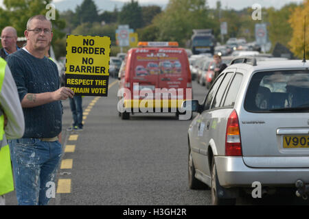 Londonderry, en Irlande du Nord. 8 octobre, 2016. Brexit de protestation. Des centaines de personnes des deux côtés de la frontière irlandaise se retrouvent au Londonderry - Donegal frontier pour protester contre Brexit et l'impact que cela aura sur l'Irlande du Nord et la République d'Irlande. Mettre en place une simulation des manifestants de contrôle des douanes sur la route de passage des frontières. Crédit : George Sweeney / Alamy Live News Banque D'Images