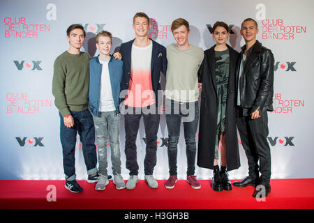 Cologne, Allemagne. 05Th Oct, 2016. Acteurs Ivo Kortlang (L-R), Nick Julius Schuck, Damian Hardung, Timur Bartels, Luise Befort et Tim Oliver Shultz vu à Cologne, Allemagne, 05 octobre 2016. Chaîne de télévision commerciale allemande Vox a présenté la deuxième saison de sa série primée 'Club der Roten Baender" (lit. Club des bandes rouges', avec de nouveaux épisodes prévue pour diffuser le 07 novembre 2016. Photo : Rolf Vennenbernd/dpa/Alamy Live News Banque D'Images