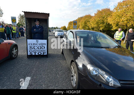 Londonderry, en Irlande du Nord. 8 octobre, 2016. Brexit de protestation. Des centaines de personnes des deux côtés de la frontière irlandaise se retrouvent au Londonderry - Donegal frontier pour protester contre Brexit et l'impact que cela aura sur l'Irlande du Nord et la République d'Irlande. Mettre en place une simulation des manifestants de contrôle des douanes sur la route de passage des frontières. Crédit : George Sweeney / Alamy Live News Banque D'Images