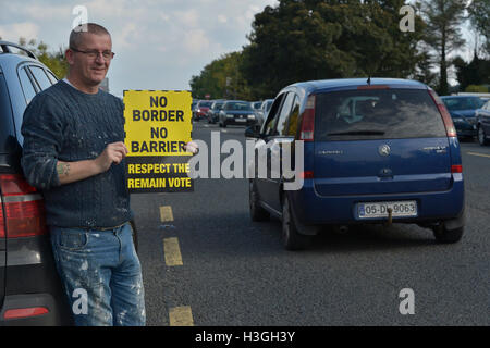 Londonderry, en Irlande du Nord. 8 octobre, 2016. Brexit de protestation. Des centaines de personnes des deux côtés de la frontière irlandaise se retrouvent au Londonderry - Donegal frontier pour protester contre Brexit et l'impact que cela aura sur l'Irlande du Nord et la République d'Irlande. Mettre en place une simulation des manifestants de contrôle des douanes sur la route de passage des frontières. Crédit : George Sweeney / Alamy Live News Banque D'Images