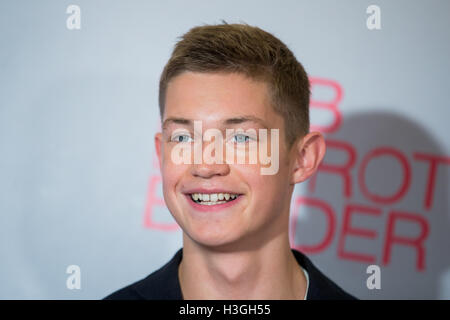 Cologne, Allemagne. 05Th Oct, 2016. L'acteur Damian Hardung vu à Cologne, Allemagne, 05 octobre 2016. Chaîne de télévision commerciale allemande Vox a présenté la deuxième saison de sa série primée 'Club der Roten Baender" (lit. Club des bandes rouges', avec de nouveaux épisodes prévue pour diffuser le 07 novembre 2016. Photo : Rolf Vennenbernd/dpa/Alamy Live News Banque D'Images