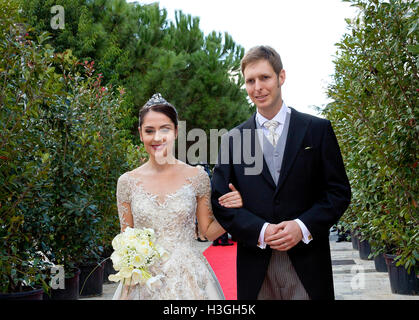 Tirana, Albanie. 05Th Oct, 2016. Prince albanais Leka Zogu II (R) et son épouse Elia Zaharia (L) lors de leur cérémonie de mariage qui a eu lieu à Tirana, Albanie, 08 octobre 2016. Photo : Albert Nieboer/ PRE/ - AUCUN FIL - SERVICE/dpa/Alamy Live News Banque D'Images