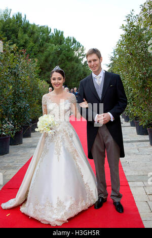 Tirana, Albanie. 05Th Oct, 2016. Prince albanais Leka Zogu II (R) et son épouse Elia Zaharia (L) lors de leur cérémonie de mariage qui a eu lieu à Tirana, Albanie, 08 octobre 2016. Photo : Albert Nieboer/ PRE/ - AUCUN FIL - SERVICE/dpa/Alamy Live News Banque D'Images