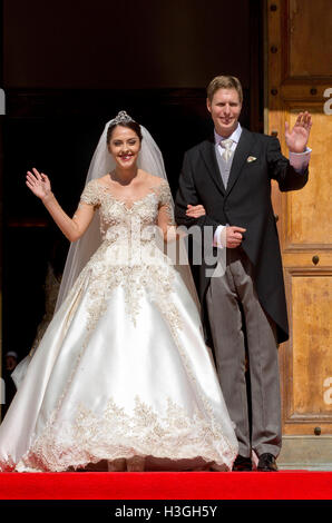 Tirana, Albanie. 05Th Oct, 2016. Prince albanais Leka Zogu II (R) et son épouse Elia Zaharia (L) lors de leur cérémonie de mariage qui a eu lieu à Tirana, Albanie, 08 octobre 2016. Photo : Albert Nieboer/ PRE/ - AUCUN FIL - SERVICE/dpa/Alamy Live News Banque D'Images