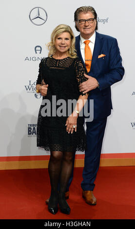 Berlin, Allemagne. 06 Oct, 2016. Les présentateurs de télévision et chanteurs Marianne et Michael arrivent pour le 'Hommage à Bambi' charity organisé à Berlin, Allemagne, 06 octobre 2016. Photo : Britta Pedersen/dpa/Alamy Live News Banque D'Images