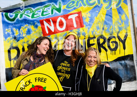 Blackpool, Royaume-Uni. 8 octobre 2016. 4-500 entre manifestants anti-fracking d'aussi loin que Brighton a participé à une manifestation pacifique à peu, Blackpool Plumpton aujourd'hui à protester comme conseils Lancashire interdiction de la fracturation hydraulique sera rejeté par les communautés locales et Secrétaire du Gouvernement Sajid Javid. Après avoir écouté les discours au point de rencontre sur Preston New Road, les manifestants ont défilé à l'Hôtel Lutetia Hall Farm. Crédit : Dave Ellison/Alamy Live News Banque D'Images