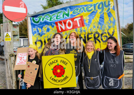 Blackpool, Royaume-Uni. 8 octobre 2016. 4-500 entre manifestants anti-fracking d'aussi loin que Brighton a participé à une manifestation pacifique à peu, Blackpool Plumpton aujourd'hui à protester comme conseils Lancashire interdiction de la fracturation hydraulique sera rejeté par les communautés locales et Secrétaire du Gouvernement Sajid Javid. Après avoir écouté les discours au point de rencontre sur Preston New Road, les manifestants ont défilé à l'Hôtel Lutetia Hall Farm. Crédit : Dave Ellison/Alamy Live News Banque D'Images