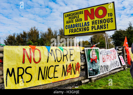 Blackpool, Royaume-Uni. 8 octobre 2016. 4-500 entre manifestants anti-fracking d'aussi loin que Brighton a participé à une manifestation pacifique à peu, Blackpool Plumpton aujourd'hui à protester comme conseils Lancashire interdiction de la fracturation hydraulique sera rejeté par les communautés locales et Secrétaire du Gouvernement Sajid Javid. Après avoir écouté les discours au point de rencontre sur Preston New Road, les manifestants ont défilé à l'Hôtel Lutetia Hall Farm. Crédit : Dave Ellison/Alamy Live News Banque D'Images