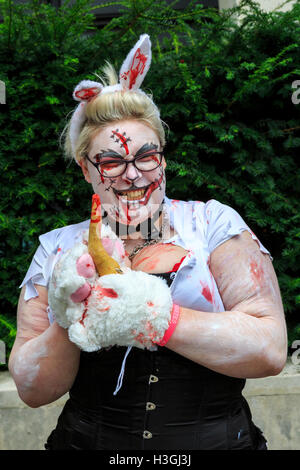 Londres, Royaume-Uni. 8 octobre 2016. Un participant vêtu comme un effrayant bunny. Des centaines de gens habillés comme des zombies errent et gémissement leur chemin à travers le centre de Londres le long d'un itinéraire sur World Zombie Day 2016 à Londres, en tenant des monuments tels que la ville de Londres, Covent Garden, Leicester Square et Picadilly. La marche est de l'aide de l'organisme de bienfaisance de Sainte-mangouste soutenir les sans-abri. Credit : Imageplotter News et Sports/Alamy Live News Banque D'Images