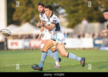 Parme, Italie. 05Th Oct, 2016. Leonardo Sarto passe le ballon lors du match contre le Zèbre dans Guinness Pro 12 Crédit : Massimiliano Carnabuci/Alamy Live News Banque D'Images