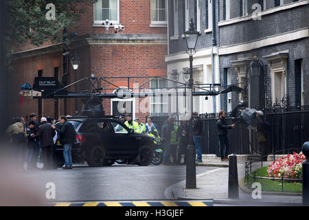 Londres, Royaume-Uni. 8 octobre, 2016. Le tournage du nouveau film Transformers à Downing Street sur les mesures de No10 Crédit : PAUL GROVER/Alamy Live News Banque D'Images