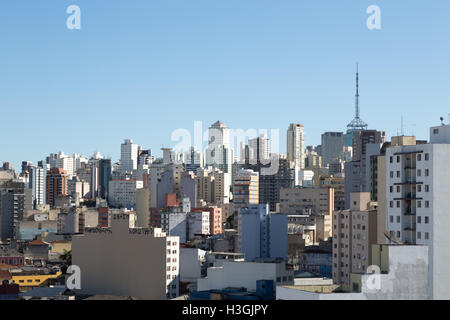 Sao Paulo, Brésil. 8 octobre 2016. Le ciel bleu avec des gratte-ciel et des bâtiments est vu dans le centre-ville de Sao Paulo pendant la journée ensoleillée. Credit: Andre M. Chang/Alamy Live News Banque D'Images