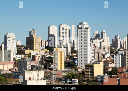 Sao Paulo, Brésil. 8 octobre 2016. Le ciel bleu avec des gratte-ciel et des bâtiments est vu dans le centre-ville de Sao Paulo pendant la journée ensoleillée. Credit: Andre M. Chang/Alamy Live News Banque D'Images