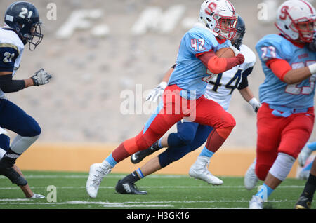 Albuquerque, NM, USA. 8 octobre 2016. 100816.de Sandia # 42 s'exécute la balle à la fin de la zone Michael Sharp pendant le match de samedi contre Santa Fe à Wilson Domaine à Albuquerque, N.M., 8 octobre 2016. © Marla Brose/Albuquerque Journal/ZUMA/Alamy Fil Live News Banque D'Images