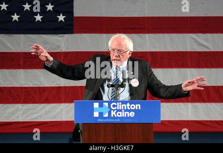 Philadelphie, Pennsylvanie, USA. 8 octobre, 2016. Le sénateur Bernie Sanders du Vermont sur la campagne en Pennsylvanie pour Hillary Clinton et Katie McGinty où Sanders a examiné le plan d'Hillary Clinton à bâtir une économie qui fonctionne pour tout le monde, pas seulement ceux en haut et l'atout de Donald's plan, qui serait bénéfique pour lui-même et d'autres millionnaires et milliardaires comme lui à Gorshman Hall à Philadelphie, PA, le 8 octobre 2016 Crédit : MediaPunch Inc/Alamy Live News Banque D'Images