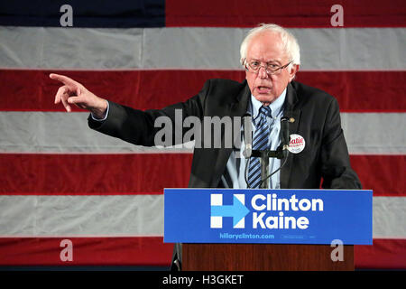 Philadelphie, Pennsylvanie, USA. 8 octobre, 2016. Le sénateur Bernie Sanders du Vermont sur la campagne en Pennsylvanie pour Hillary Clinton et Katie McGinty où Sanders a examiné le plan d'Hillary Clinton à bâtir une économie qui fonctionne pour tout le monde, pas seulement ceux en haut et l'atout de Donald's plan, qui serait bénéfique pour lui-même et d'autres millionnaires et milliardaires comme lui à Gorshman Hall à Philadelphie, PA, le 8 octobre 2016 Crédit : MediaPunch Inc/Alamy Live News Banque D'Images