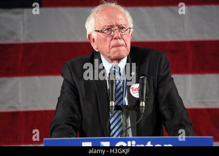 Philadelphie, Pennsylvanie, USA. 8 octobre, 2016. Le sénateur Bernie Sanders du Vermont sur la campagne en Pennsylvanie pour Hillary Clinton et Katie McGinty où Sanders a examiné le plan d'Hillary Clinton à bâtir une économie qui fonctionne pour tout le monde, pas seulement ceux en haut et l'atout de Donald's plan, qui serait bénéfique pour lui-même et d'autres millionnaires et milliardaires comme lui à Gorshman Hall à Philadelphie, PA, le 8 octobre 2016 Crédit : MediaPunch Inc/Alamy Live News Banque D'Images