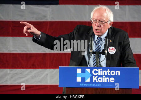 Philadelphie, Pennsylvanie, USA. 8 octobre, 2016. Le sénateur Bernie Sanders du Vermont sur la campagne en Pennsylvanie pour Hillary Clinton et Katie McGinty où Sanders a examiné le plan d'Hillary Clinton à bâtir une économie qui fonctionne pour tout le monde, pas seulement ceux en haut et l'atout de Donald's plan, qui serait bénéfique pour lui-même et d'autres millionnaires et milliardaires comme lui à Gorshman Hall à Philadelphie, PA, le 8 octobre 2016 Crédit : MediaPunch Inc/Alamy Live News Banque D'Images