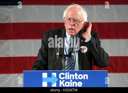 Philadelphie, Pennsylvanie, USA. 8 octobre, 2016. Le sénateur Bernie Sanders du Vermont sur la campagne en Pennsylvanie pour Hillary Clinton et Katie McGinty où Sanders a examiné le plan d'Hillary Clinton à bâtir une économie qui fonctionne pour tout le monde, pas seulement ceux en haut et l'atout de Donald's plan, qui serait bénéfique pour lui-même et d'autres millionnaires et milliardaires comme lui à Gorshman Hall à Philadelphie, PA, le 8 octobre 2016 Crédit : MediaPunch Inc/Alamy Live News Banque D'Images