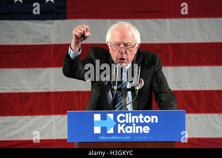 Philadelphie, Pennsylvanie, USA. 8 octobre, 2016. Le sénateur Bernie Sanders du Vermont sur la campagne en Pennsylvanie pour Hillary Clinton et Katie McGinty où Sanders a examiné le plan d'Hillary Clinton à bâtir une économie qui fonctionne pour tout le monde, pas seulement ceux en haut et l'atout de Donald's plan, qui serait bénéfique pour lui-même et d'autres millionnaires et milliardaires comme lui à Gorshman Hall à Philadelphie, PA, le 8 octobre 2016 Crédit : MediaPunch Inc/Alamy Live News Banque D'Images