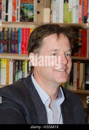 Le Gloucestershire, Royaume-Uni. 8 octobre, 2016. Nick Clegg, ancien chef du Parti libéral-démocrate et ancien vice-premier ministre, à la signature du livre de son autobiographie après sa présentation à la Cheltenham Festival littéraire, UK 8e Festival littéraire 016 octobre Cheltenham, Royaume-Uni 8 Octobre 2016 Crédit : Prixpics/Alamy Live News Banque D'Images