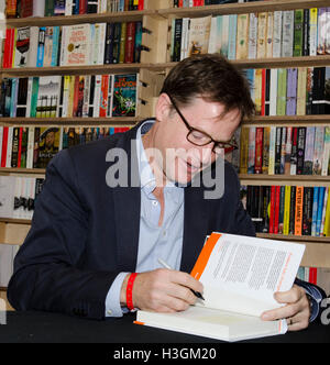 Le Gloucestershire, Royaume-Uni. 8 octobre, 2016. Nick Clegg, ancien chef du Parti libéral-démocrate et ancien vice-premier ministre, signe des exemplaires de son autobiographie après sa présentation à la Cheltenham Festival littéraire, UK 8e Festival littéraire 016 octobre Cheltenham, Royaume-Uni 8 Octobre 2016 Crédit : Prixpics/Alamy Live News Banque D'Images