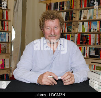 Le Gloucestershire, Royaume-Uni. 8 octobre, 2016. Sebastian Faulks au Réservez signature de son roman où mon coeur utilisé pour battre Cheltenham Festival littéraire, UK 8 Octobre 2016 Crédit : Prixpics/Alamy Live News Banque D'Images