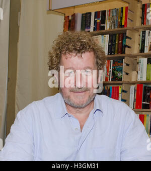 Le Gloucestershire, Royaume-Uni. 8 octobre, 2016. Sebastian Faulks au Réservez signature de son roman où mon coeur utilisé pour battre Cheltenham Festival littéraire, UK 8 Octobre 2016 Crédit : Prixpics/Alamy Live News Banque D'Images