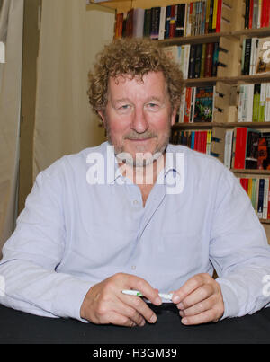 Le Gloucestershire, Royaume-Uni. 8 octobre, 2016. Sebastian Faulks au Réservez signature de son roman où mon coeur utilisé pour battre Cheltenham Festival littéraire, UK 8 Octobre 2016 Crédit : Prixpics/Alamy Live News Banque D'Images