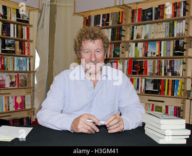 Le Gloucestershire, Royaume-Uni. 8 octobre, 2016. Sebastian Faulks au Réservez signature de son roman où mon coeur utilisé pour battre Cheltenham Festival littéraire, UK 8 Octobre 2016 Crédit : Prixpics/Alamy Live News Banque D'Images