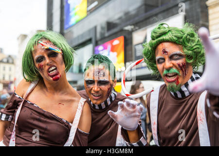 Londres, Royaume-Uni. 8 octobre 2016. Des gens habillés comme zombies participer à la World Zombie Day à Londres pour recueillir des fonds pour les sans-abri St Mungo's Crédit : charité Carol Moir/Alamy Live News Banque D'Images