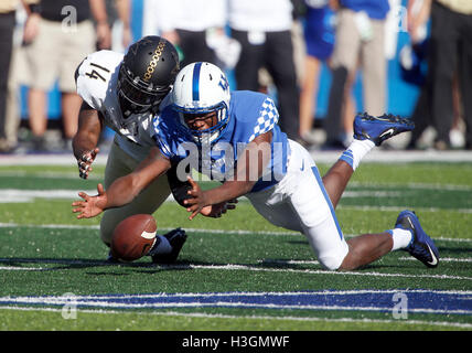 Lexington, Kentucky, USA. 8 octobre 2016. Le secondeur des Wildcats de Kentucky Eli Brown est venu avec la balle après la Vanderbilt Commodores coffre Ryan White (14) fouilla un punt comme l'Université du Kentucky a joué l'Université Vanderbilt au stade du Commonwealth à Lexington, KY., samedi 8 octobre 2016. C'est premier trimestre college football action. © Lexington Herald-Leader/ZUMA/Alamy Fil Live News Banque D'Images