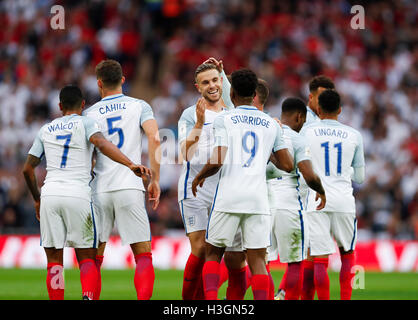 Londres, Royaume-Uni. 8 octobre 2016. Daniel Sturridge (4e, L) célèbre son but avec ses coéquipiers pendant le Groupe F match entre l'Angleterre et Malte à la Coupe du Monde FIFA 2018 Zone Europe qualificatifs au stade de Wembley à Londres, en Angleterre, le 8 octobre 2016. L'Angleterre a gagné 2-0. Credit : Han Yan/Xinhua/Alamy Live News Banque D'Images