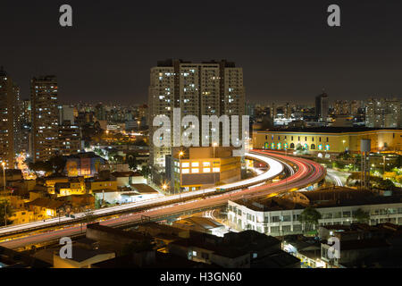 Sao Paulo, Brésil. 8 octobre, 2016. Une longue exposition illustre Viaduto do Glicerio Glicerio (viaduc) ou Viaduto Do (Leste-Oeste) Viaduc Est-ouest traversant Sé, Liberdade et Mooca quartiers, au cours d'une nuit claire, calme dans la ville de Sao Paulo, Brésil. Credit : Andre M. Chang/ARDUOPRESS/Alamy Live News Banque D'Images