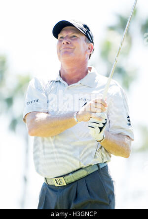 Newport Beach, Californie, USA. 8 octobre 2016. Woody Austin fait un second coup sur le deuxième trou au cours de la deuxième ronde de la Classique Toshiba à la Newport Beach Country Club. De : Doug Gifford/ZUMA/Alamy Fil Live News Banque D'Images