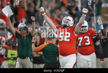 Miami, Floride, USA. 8 octobre 2016. MONICA HERNDON | fois.Miami Hurricanes offensive ligne Kc McDermott (52) célèbre un touché samedi 8 octobre 2016 au Hard Rock Stadium de Miami Gardens. © Monica Herndon/Tampa Bay Times/ZUMA/Alamy Fil Live News Banque D'Images