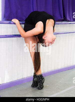 Canonsburg, U.S.A. Le 08 Oct, 2016. Contorsionniste Anita Speeler étend son dos pendant la formation au Centre des arts d'extensions de la danse. Canonsburg, PA, USA. Credit : Brent Clark/Alamy Live News Banque D'Images