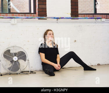 Canonsburg, U.S.A. Le 08 Oct, 2016. Dancer Hannah Munger prend cinq au cours de danse à rehersals Extensions Performing Arts Center. Canonsburg, PA, USA. Credit : Brent Clark/Alamy Live News Banque D'Images