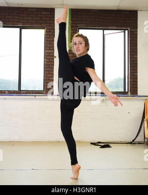 Canonsburg, U.S.A. Le 08 Oct, 2016. Hannah Munger répète sa danse de routine de danse au Centre des arts d'Extensions. Canonsburg, PA, USA. Credit : Brent Clark/Alamy Live News Banque D'Images