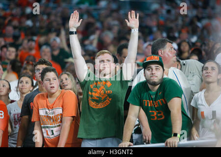 Miami, Floride, USA. 8 octobre 2016. MONICA HERNDON | fois.Miami Hurricanes fans réagir pendant le match contre les Florida State Seminoles le samedi 8 octobre 2016 au Hard Rock Stadium de Miami Gardens. © Monica Herndon/Tampa Bay Times/ZUMA/Alamy Fil Live News Banque D'Images