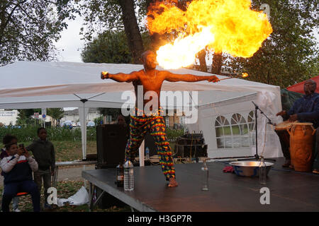 Londres, Royaume-Uni. 8 octobre, 2016. Le pompier préformes au festival multiculturel de Tottenham Green,London,UK. Photo par voir Li Crédit : Voir Li/Alamy Live News Banque D'Images