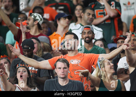 Miami, Floride, USA. 8 octobre 2016. MONICA HERNDON | fois.Miami Hurricanes fans réagir après le coup d'État de Floride a bloc par les Seminoles obligeant à perdre le match 20-19 Samedi 8 octobre 2016 au Hard Rock Stadium de Miami Gardens. © Monica Herndon/Tampa Bay Times/ZUMA/Alamy Fil Live News Banque D'Images