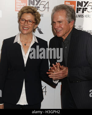 New York, New York, USA. 8 octobre 2016. L'actrice Annette Bening et son mari Warren Beatty assister à la première de New York '20e siècle' Femmes tenues au cours de la 54ème Festival du Film de New York à l'Alice Tully Hall au Lincoln Center. Credit : Nancy/Kaszerman ZUMA Wire/Alamy Live News Banque D'Images