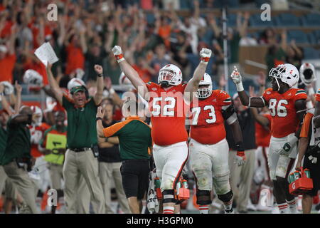 Miami, Floride, USA. 8 octobre 2016. MONICA HERNDON | fois.Miami Hurricanes offensive ligne Kc McDermott (52) célèbre un touché samedi 8 octobre 2016 au Hard Rock Stadium de Miami Gardens. © Monica Herndon/Tampa Bay Times/ZUMA/Alamy Fil Live News Banque D'Images