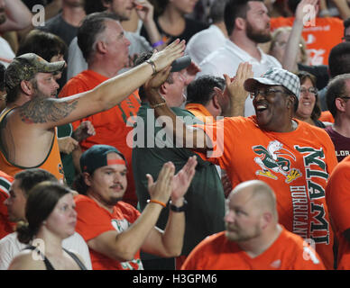 Miami, Floride, USA. 8 octobre 2016. MONICA HERNDON | fois.Miami Hurricanes fans célébrer au cours de la seconde moitié du match contre les Florida State Seminoles Samedi 8 octobre 2016 au Hard Rock Stadium de Miami Gardens. © Monica Herndon/Tampa Bay Times/ZUMA/Alamy Fil Live News Banque D'Images