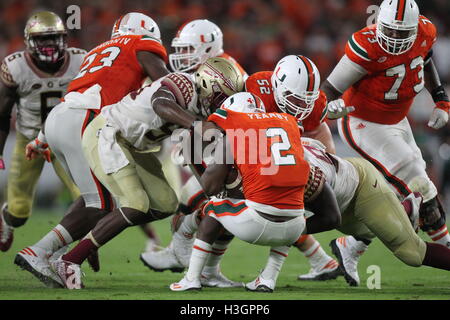 Miami, Floride, USA. 8 octobre 2016. MONICA HERNDON | fois.Miami Hurricanes tournant retour Joseph Annéepar (2) descend sous le poids de la défense de l'État de Floride Samedi 8 octobre 2016 au Hard Rock Stadium de Miami Gardens. © Monica Herndon/Tampa Bay Times/ZUMA/Alamy Fil Live News Banque D'Images